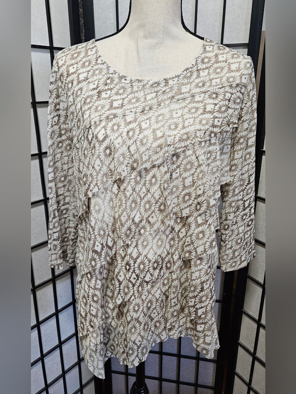 Chico's Size 2 Large Beigh & Brown Geo Print Asymmetrical Hem 3/4 Sleeve Top